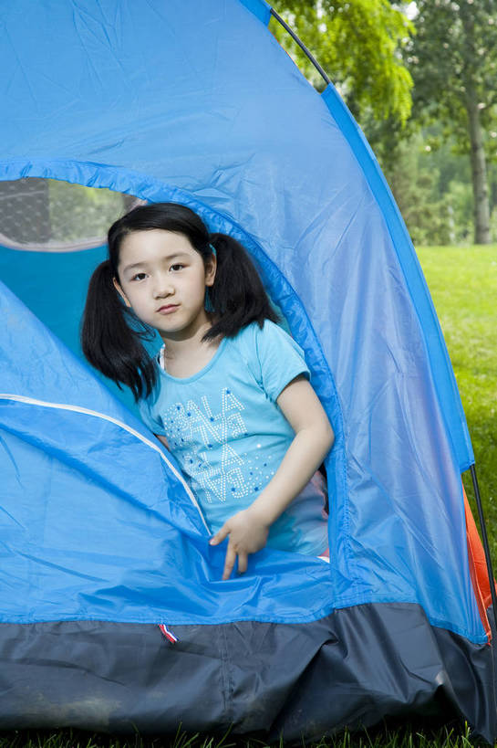 东方人,儿童,一个人,公园,微笑,竖图,彩色,室外,白天,正面,度假,时尚,快乐,幸福,纯洁,草地,草坪,树林,图片,帐篷,休闲装,小孩,小女孩,自然,探头,郊游,休息,休闲,健康,放松,活力,可爱,乐趣,童年,童趣,摄影,生活方式,轻松,户外活动,童真,烂漫,无邪,宿营,天真,女人,女性,亚洲人,中国人,孩子,休闲活动,坐着,全身,bj174