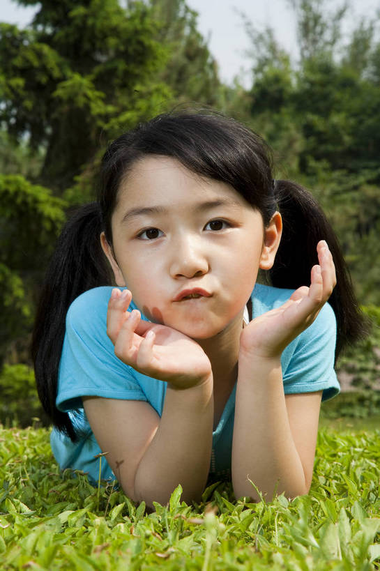 东方人,儿童,一个人,公园,微笑,竖图,彩色,室外,白天,正面,度假,时尚,游戏,快乐,幸福,纯洁,草地,草坪,树林,图片,托腮,休闲装,小孩,小女孩,自然,趴着,郊游,休闲,健康,放松,活力,可爱,乐趣,童年,童趣,摄影,生活方式,轻松,户外活动,童真,烂漫,无邪,天真,女人,女性,亚洲人,中国人,孩子,休闲活动,玩耍,半身,bj174