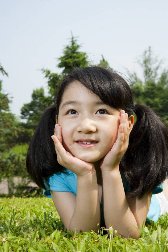 东方人,儿童,一个人,公园,微笑,竖图,彩色,室外,白天,正面,度假,时尚,快乐,幸福,纯洁,草地,草坪,树林,图片,休闲装,小孩,小女孩,拍照,自然,站着,郊游,休闲,健康,放松,活力,可爱,乐趣,童年,童趣,摄像,摄影,头像,生活方式,轻松,户外活动,童真,烂漫,无邪,天真,女人,女性,亚洲人,中国人,孩子,休闲活动,bj174