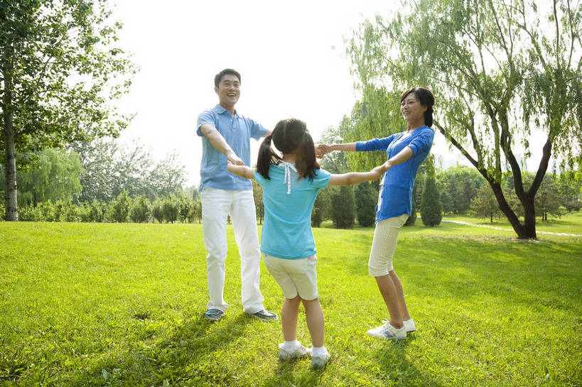 东方人,儿童,成年人,三个人,家庭,父母,母亲,父亲,女儿,公园,走,微笑,横图,彩色,室外,白天,侧面,度假,时尚,游戏,快乐,幸福,纯洁,草地,草坪,树林,漫步,图片,圆圈,休闲装,小孩,小女孩,自然,郊游,休闲,健康,温暖,温馨,父女,母女,三口之家,一家人,放松,活力,可爱,乐趣,亲密,童年,童趣,摄影,生活方式,和睦,轻松,围着,户外活动,童真,烂漫,无邪,天真,男人,男性,年轻男性,年轻女性,女人,女性,亚洲人,中国人,孩子,年轻人,休闲活动,拉手,玩耍,全身,爱,融洽,bj174