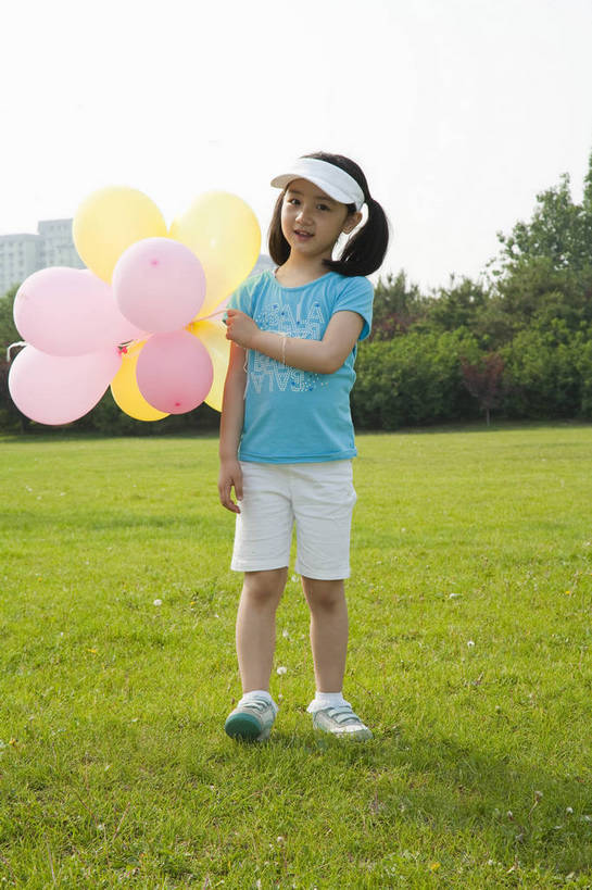 东方人,儿童,一个人,公园,微笑,竖图,彩色,室外,白天,正面,度假,时尚,游戏,快乐,幸福,纯洁,草地,草坪,树林,图片,休闲装,小孩,小女孩,自然,气球,站着,郊游,休闲,健康,放松,活力,可爱,乐趣,童年,童趣,摄影,生活方式,轻松,户外活动,童真,烂漫,无邪,天真,女人,女性,亚洲人,中国人,孩子,休闲活动,玩耍,全身,bj174