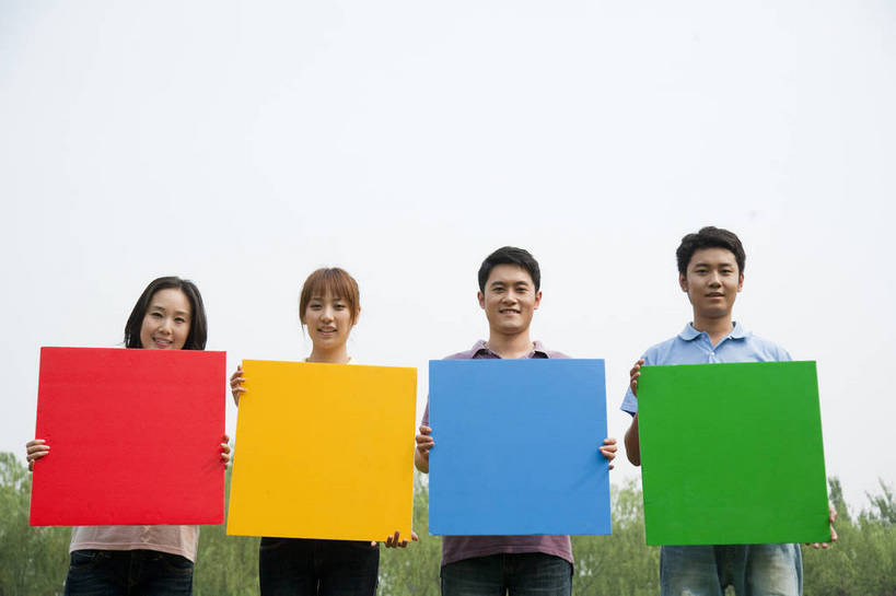 东方人,成年人,伙伴,公园,微笑,横图,彩色,室外,白天,正面,度假,时尚,快乐,友谊,幸福,纯洁,合作,团队,草地,草坪,树林,一排,图片,许多人,休闲装,排列,自然,彩纸,站着,一群人,郊游,休闲,健康,放松,活力,可爱,乐趣,童年,童趣,自信,摄影,生活方式,轻松,同伴,卡纸,户外活动,童真,烂漫,无邪,天真,友情,男人,男性,年轻男性,年轻女性,女人,女性,亚洲人,中国人,年轻人,休闲活动,举着,半身,bj174