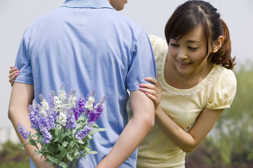 东方人,成年人,两个人,公园,笑,横图,彩色,室外,白天,爱情,度假,时尚,快乐,幸福,纯洁,树林,盛开,图片,野花,花蕾,休闲装,花,花瓣,花朵,鲜花,树,自然,花苞,花蕊,站着,郊游,休闲,健康,放松,活力,可爱,乐趣,亲密,童年,童趣,摄影,生活方式,赠送,轻松,户外活动,童真,烂漫,无邪,奉送,赠予,天真,男人,男性,年轻男性,年轻女性,女人,女性,亚洲人,中国人,年轻人,情侣,休闲活动,玩耍,半身,bj174