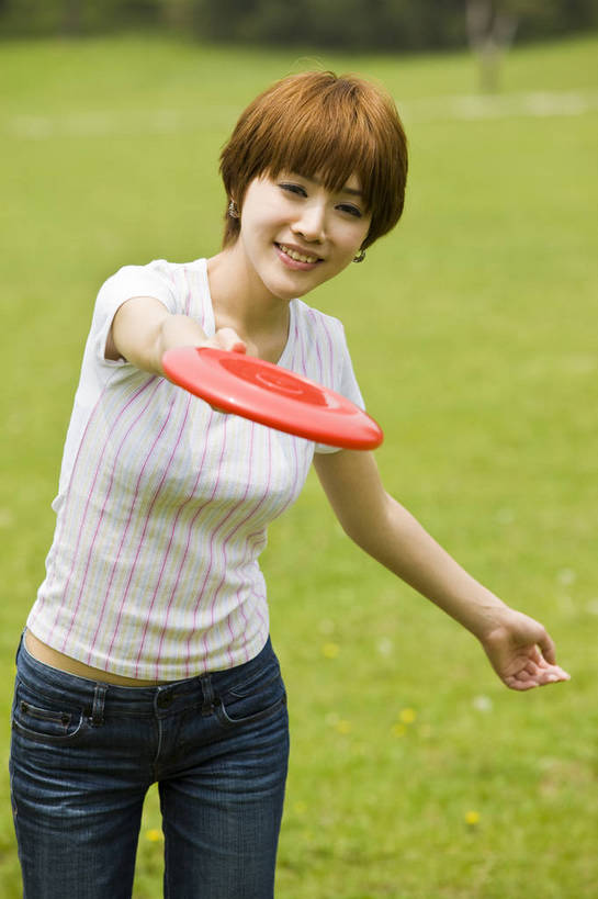 东方人,成年人,一个人,公园,竖图,彩色,室外,白天,度假,时尚,游戏,快乐,兴奋,幸福,纯洁,运动,草地,草坪,树林,图片,休闲装,树,自然,飞盘,郊游,休闲,健康,放松,活力,可爱,乐趣,美女,童年,童趣,摄影,生活方式,轻松,户外活动,童真,烂漫,无邪,投掷,天真,年轻女性,女人,女性,亚洲人,中国人,年轻人,休闲活动,跳跃,玩耍,半身,bj174