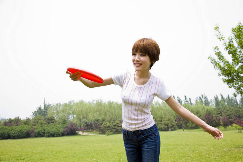 东方人,成年人,一个人,公园,横图,彩色,室外,白天,度假,时尚,游戏,快乐,兴奋,幸福,纯洁,运动,草地,草坪,树林,图片,休闲装,树,自然,飞盘,郊游,休闲,健康,放松,活力,可爱,乐趣,美女,童年,童趣,摄影,生活方式,轻松,户外活动,童真,烂漫,无邪,投掷,天真,年轻女性,女人,女性,亚洲人,中国人,年轻人,休闲活动,跳跃,玩耍,半身,bj174