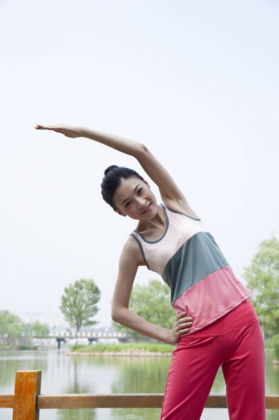 东方人,成年人,一个人,公园,微笑,竖图,彩色,室外,白天,锻炼,度假,时尚,快乐,幸福,纯洁,运动,湖,树林,图片,休闲装,树,自然,站着,郊游,休闲,健康,放松,活力,可爱,乐趣,美女,童年,童趣,做操,摄影,生活方式,轻松,户外活动,童真,烂漫,无邪,天真,年轻女性,女人,女性,亚洲人,中国人,年轻人,休闲活动,半身,bj174