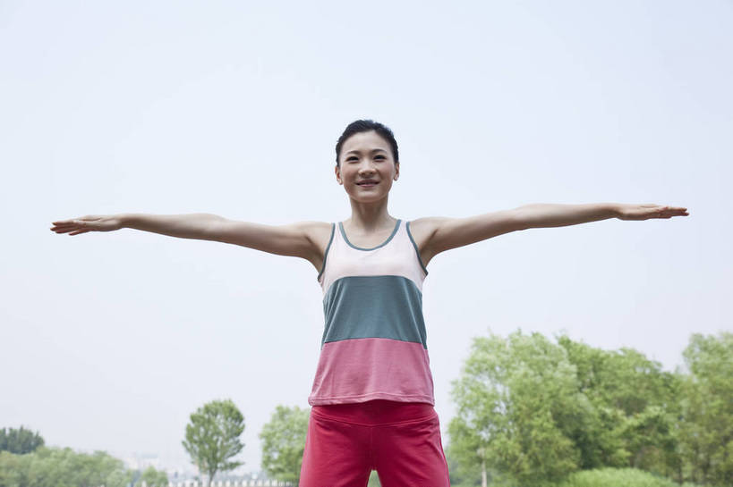 东方人,成年人,一个人,公园,微笑,横图,彩色,室外,白天,锻炼,度假,时尚,快乐,幸福,纯洁,运动,树林,图片,休闲装,树,自然,站着,郊游,休闲,健康,放松,活力,可爱,乐趣,美女,童年,童趣,做操,摄影,生活方式,轻松,户外活动,童真,烂漫,无邪,天真,年轻女性,女人,女性,亚洲人,中国人,年轻人,休闲活动,半身,bj174