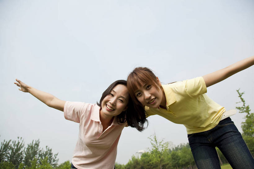 东方人,成年人,两个人,伙伴,公园,跑,笑,横图,彩色,室外,白天,度假,时尚,快乐,友谊,幸福,纯洁,合作,团队,草地,草坪,树林,图片,休闲装,树,自然,郊游,休闲,健康,放松,活力,可爱,乐趣,美女,童年,童趣,摄影,生活方式,轻松,同伴,户外活动,童真,烂漫,无邪,俯冲,天真,友情,年轻女性,女人,女性,亚洲人,中国人,年轻人,休闲活动,举手,拉手,半身,bj174