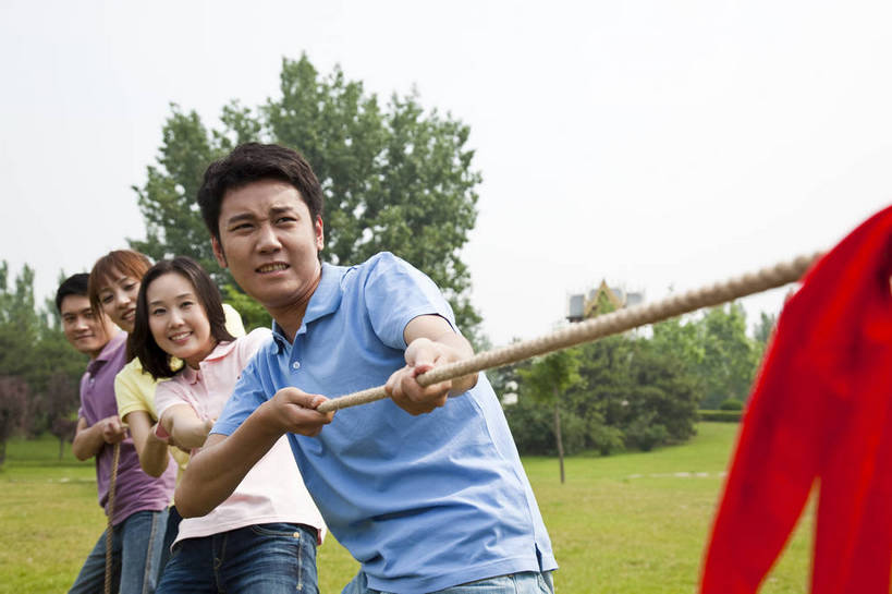 东方人,成年人,伙伴,公园,拉,横图,彩色,室外,白天,度假,时尚,快乐,友谊,幸福,纯洁,合作,团队,拔河,草地,草坪,树林,图片,许多人,休闲装,树,自然,站着,一群人,郊游,休闲,健康,放松,活力,可爱,乐趣,童年,童趣,摄影,生活方式,轻松,同伴,户外活动,童真,烂漫,无邪,较量,天真,友情,男人,男性,年轻男性,年轻女性,女人,女性,亚洲人,中国人,年轻人,休闲活动,半身,bj174