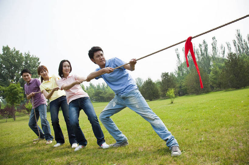 东方人,成年人,伙伴,公园,拉,横图,彩色,室外,白天,度假,时尚,快乐,友谊,幸福,纯洁,合作,团队,拔河,草地,草坪,树林,图片,许多人,休闲装,树,自然,站着,一群人,郊游,休闲,健康,放松,活力,可爱,乐趣,童年,童趣,摄影,生活方式,轻松,同伴,户外活动,童真,烂漫,无邪,较量,天真,友情,男人,男性,年轻男性,年轻女性,女人,女性,亚洲人,中国人,年轻人,休闲活动,全身,bj174
