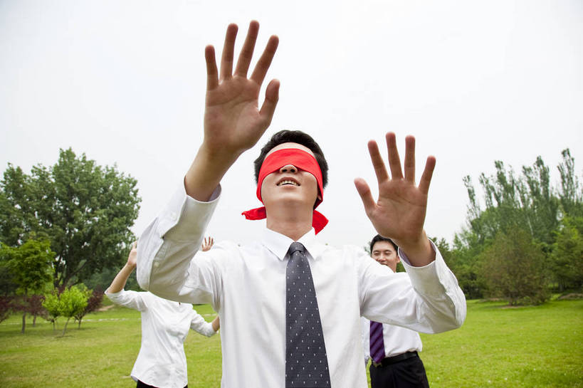 东方人,成年人,伙伴,公园,微笑,横图,彩色,室外,白天,衬衫,商务,时尚,游戏,快乐,友谊,幸福,成功,合作,团队,树林,正装,图片,许多人,树,自然,站着,一群人,职业,放松,活力,自信,金融,摄影,生活方式,经济,捉迷藏,同伴,户外活动,贸易,友情,男人,男性,年轻男性,年轻女性,女人,女性,亚洲人,中国人,年轻人,玩耍,半身,商业,bj174