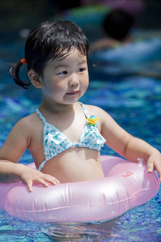 游泳,东方人,婴儿,儿童,一个人,游泳池,竖图,彩色,室外,白天,度假,时尚,快乐,幸福,纯洁,救生圈,图片,休闲装,小孩,小女孩,郊游,休闲,健康,放松,活力,可爱,乐趣,童年,童趣,摄影,活泼,生活方式,轻松,宝宝,户外活动,童真,纯真,烂漫,无邪,伶俐,天真,亚洲人,中国人,孩子,休闲活动,玩耍,泳衣,宝贝,bj174