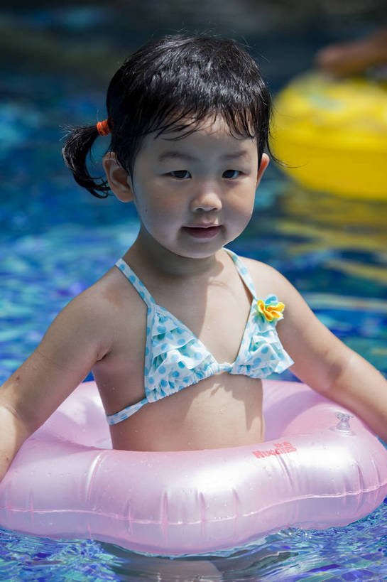 游泳,东方人,婴儿,儿童,一个人,游泳池,竖图,彩色,室外,白天,度假,时尚,快乐,幸福,纯洁,救生圈,图片,休闲装,小孩,小女孩,郊游,休闲,健康,放松,活力,可爱,乐趣,童年,童趣,摄影,活泼,生活方式,轻松,宝宝,户外活动,童真,纯真,烂漫,无邪,伶俐,天真,亚洲人,中国人,孩子,休闲活动,玩耍,泳衣,宝贝,bj174