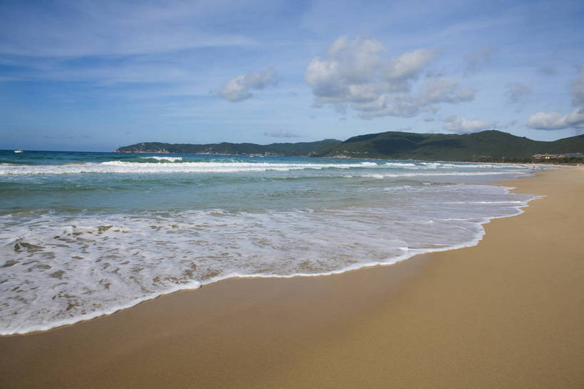 横图,彩色,室外,白天,旅游,沙滩,山,三亚,图片,海南,天空,自然,海水,旅游胜地,摄影,潮水,海,海滩,旅行,亚龙湾,bj174