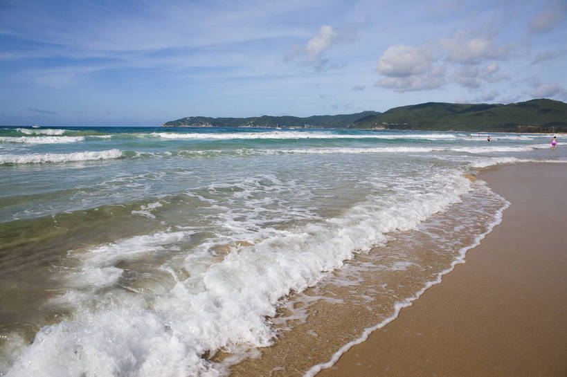 横图,彩色,室外,白天,旅游,沙滩,山,三亚,图片,海南,天空,自然,海水,旅游胜地,摄影,潮水,海,海滩,旅行,亚龙湾,bj174