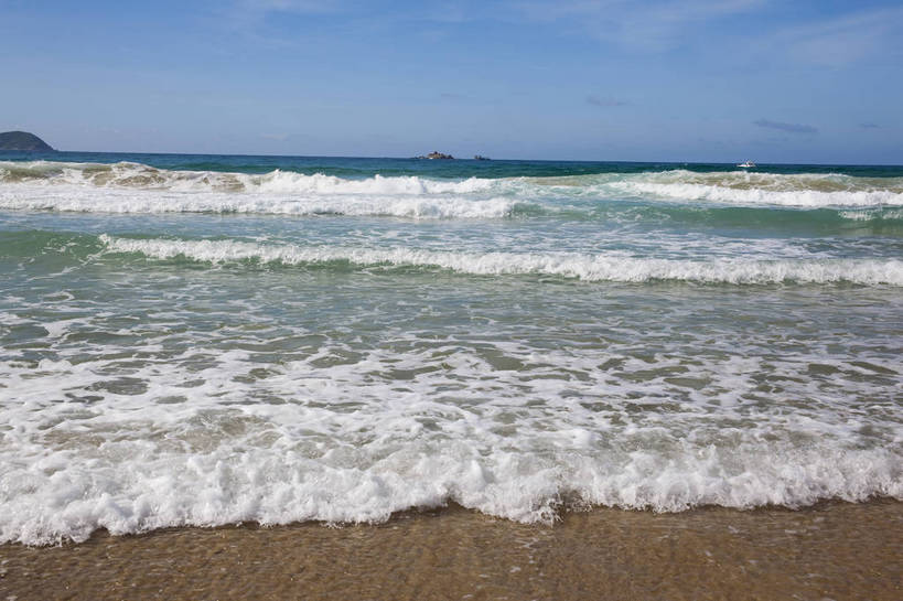 横图,彩色,室外,白天,旅游,沙滩,山,三亚,图片,海南,天空,自然,海水,旅游胜地,摄影,潮水,海,海滩,旅行,亚龙湾,bj174