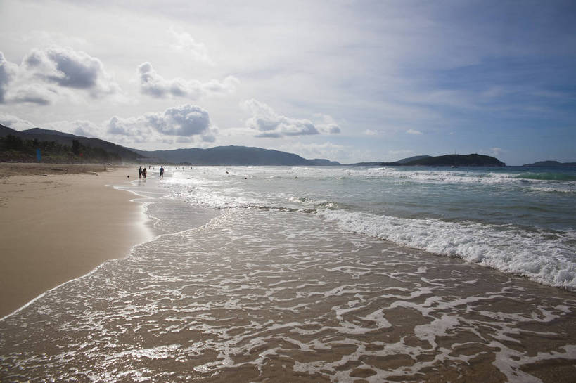 横图,彩色,室外,白天,旅游,沙滩,山,三亚,图片,海南,天空,自然,海水,旅游胜地,摄影,潮水,海,海滩,旅行,亚龙湾,bj174