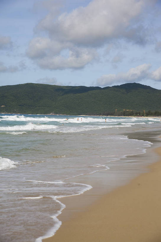 竖图,彩色,室外,白天,旅游,沙滩,山,三亚,图片,海南,天空,自然,海水,旅游胜地,摄影,潮水,海,海滩,旅行,亚龙湾,bj174