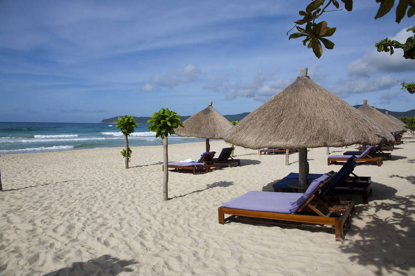 横图,彩色,室外,白天,旅游,度假,沙滩,山,棕榈树,三亚,图片,躺椅,海南,天空,自然,海水,休闲,旅游胜地,摄影,潮水,海,海滩,旅行,亚龙湾,bj174