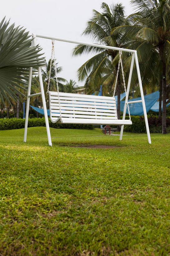 竖图,彩色,室外,白天,旅游,度假,草地,草坪,建筑,酒店,棕榈树,椅子,三亚,图片,现代建筑,海南,自然,秋千,休闲,旅游胜地,摄影,旅行,亚龙湾,bj174