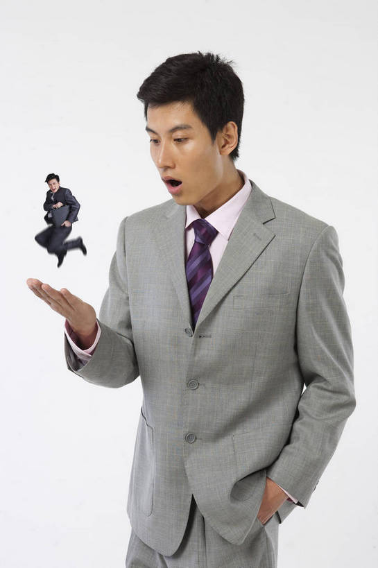 东方人,成年人,两个人,商务人士,商务男性,竖图,彩色,衬衫,商务,时尚,快乐,幸福,纯洁,成功,信心,数码,科技,阴影,套装,正装,网络,图片,高光,几何,计算机图形,合成,站着,概念,活力,可爱,童年,童趣,摄影,生活方式,托着,电脑合成图,数码合成图,合成图,商务装,工薪阶层,童真,烂漫,无邪,写实,具体,具象,天真,男人,男性,年轻男性,亚洲人,中国人,年轻人,白领,上班族,跳跃,衬衣,西服,bj174