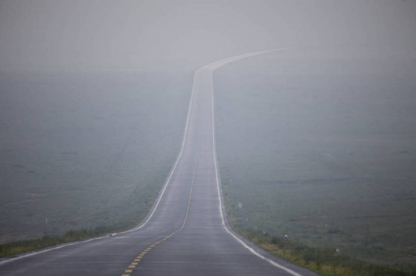 无人,横图,彩色,室外,白天,草地,草原,田园,道路,风车,环保,电力,钢材,电缆,电线,图片,支架,电塔,白云,天空,自然,摄影,新能源,能源,风光,支撑,资源,原野,供电设备,高压电塔,高压输电线,高压电线塔,高压塔,bj174