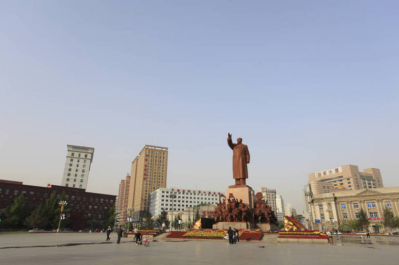 人群,农民,广场,横图,彩色,室外,白天,旅游,度假,名胜古迹,标志建筑,地标,建筑,雕塑,中国,亚洲,士兵,游人,遗迹,毛泽东,雕像,图片,古迹,文物,娱乐,建设,古建筑,工人,享受,休闲,旅游胜地,放松,摄影,军人,中国文化,古文明,东亚,辽宁,辽宁省,中山广场,沈阳,中华人民共和国,省会,沈阳市,辽,东北地区,员工,佃农,农场主,农夫,农工,乡下人,小农,庄稼人,匠人,劳动者,体力工,传统文化,东北,中国东北地区,东北三省,东三省,bj174