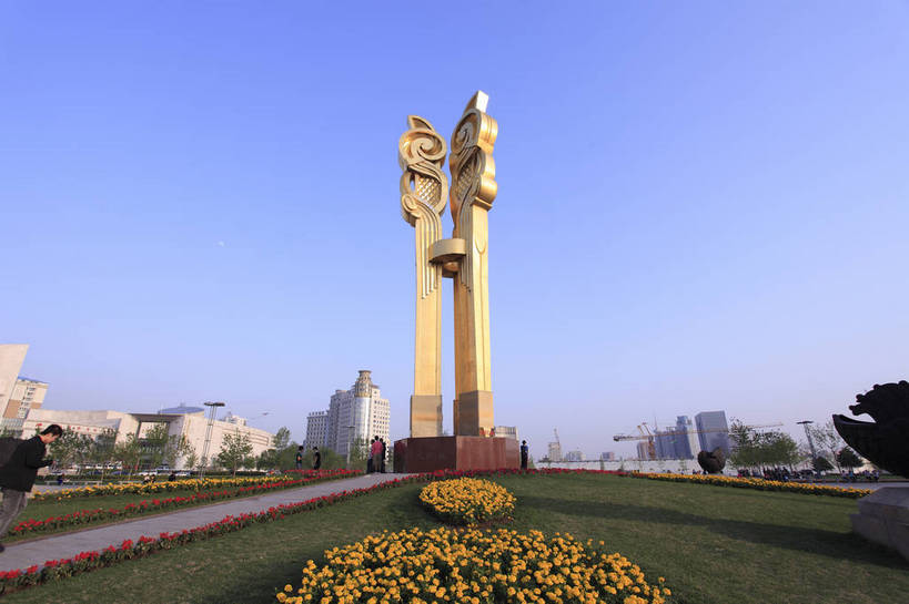 广场,横图,彩色,室外,白天,美景,城市,道路,建筑,街道,路,公路,雕塑,中国,游人,花坛,图片,景观,交通,现代建筑,人民广场,摩天大厦,商务楼,景色,摄影,辽宁,沈阳,马路,高楼,商业中心,bj174