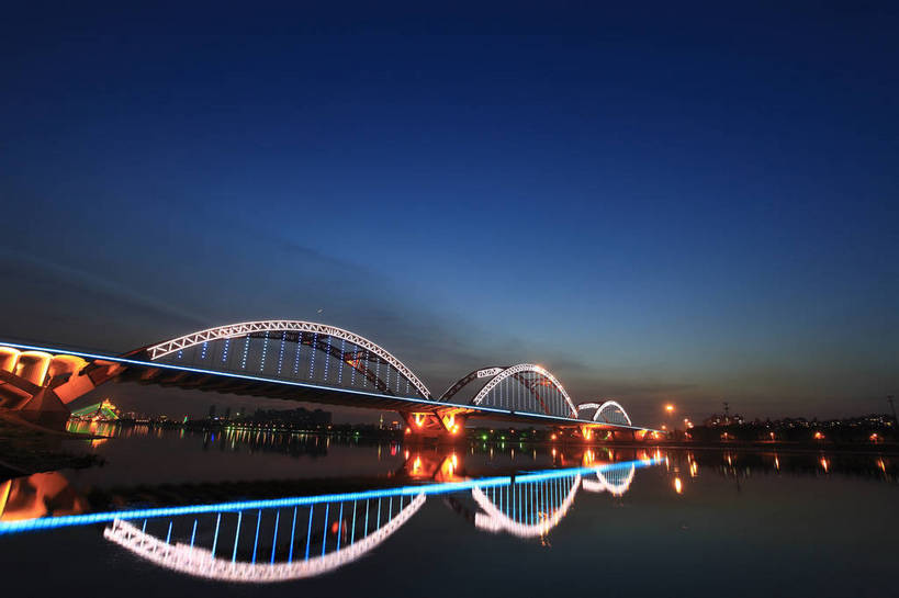 无人,横图,彩色,室外,旅游,度假,名胜古迹,标志建筑,大桥,地标,建筑,桥梁,夜景,中国,亚洲,遗迹,图片,河岸,桥,灯光,古迹,文物,娱乐,建设,古建筑,拱桥,自然,享受,休闲,旅游胜地,放松,摄影,拱形,风光,古文明,东亚,辽宁,辽宁省,沈阳,中华人民共和国,省会,灯火辉煌,沈阳市,辽,东北地区,钢拱桥,东北,中国东北地区,东北三省,东三省,浑河,长青桥,bj174