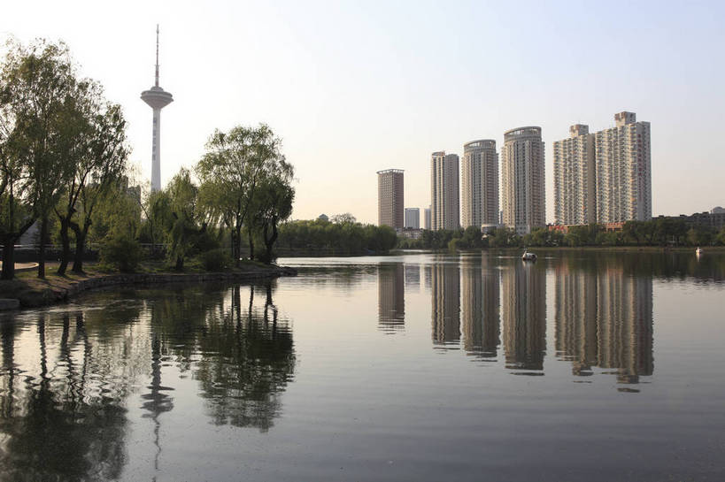 无人,公园,横图,彩色,室外,白天,旅游,度假,湖,名胜古迹,标志建筑,地标,建筑,中国,亚洲,遗迹,图片,古迹,文物,娱乐,建设,古建筑,自然,享受,休闲,旅游胜地,放松,摄影,风光,电视塔,古文明,东亚,辽宁,辽宁省,沈阳,中华人民共和国,省会,沈阳市,辽,东北地区,高楼,沈河区,居住区,东北,中国东北地区,东北三省,东三省,青年公园,bj174