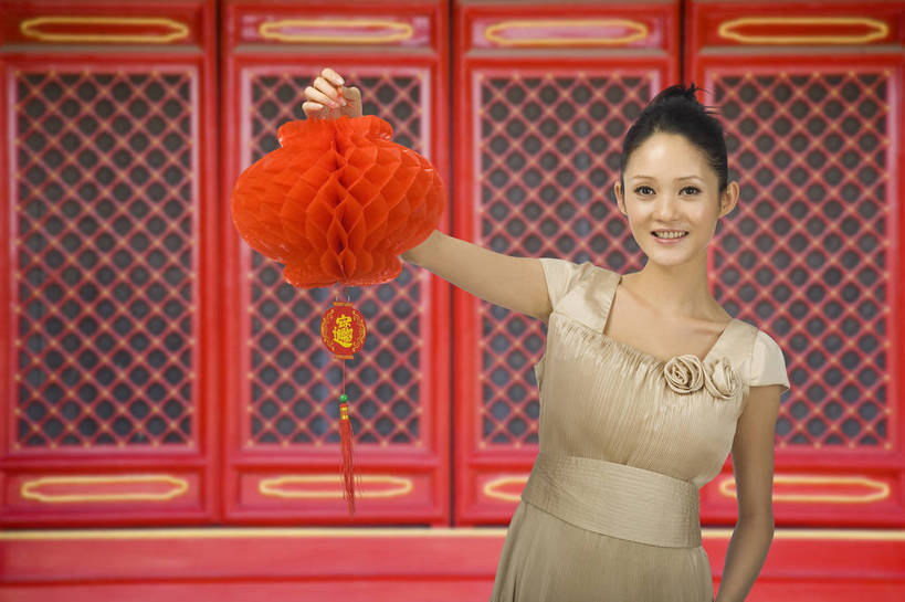 东方人,一个人,站,笑,横图,彩色,室内,白天,抠图,正面,时尚,满意,自由,窗户,北京,中国,春节,新年,人物,图片,浪漫,美丽,电脑合成,传统,红灯笼,享受,休闲,喜庆,活力,可爱,美女,自信,摄影,生活方式,青春,优雅,年轻女性,女人,女性,亚洲人,中国人,年轻人,半身,影棚拍摄,礼服,愉快,传统节日,bj174