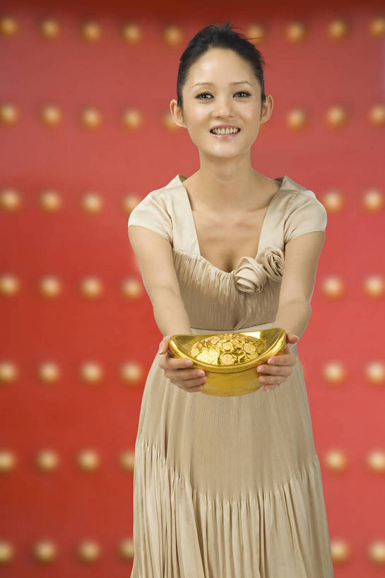 东方人,一个人,站,笑,竖图,彩色,室内,白天,抠图,正面,时尚,满意,自由,门,北京,中国,春节,新年,人物,图片,浪漫,美丽,电脑合成,传统,享受,休闲,喜庆,活力,可爱,美女,自信,摄影,生活方式,青春,优雅,年轻女性,女人,女性,亚洲人,中国人,年轻人,半身,影棚拍摄,礼服,愉快,元宝,传统节日,bj174