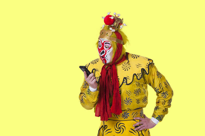 东方人,中年人,一个人,演员,横图,彩色,室内,白天,抠图,背景,侧面,化妆,满意,自由,手机,北京,中国,表演,艺术,造型,鲜艳,人物,头饰,图片,浪漫,文化,脸谱,享受,表情,姿势,创意,摄影,服饰,动作,滑稽,中国文化,戏剧,民族服饰,演出服,京剧,国粹,美猴王,男人,男性,中年男性,亚洲人,中国人,半身,影棚拍摄,化装,中国戏曲,武生,传统文化,舞台妆,bj174