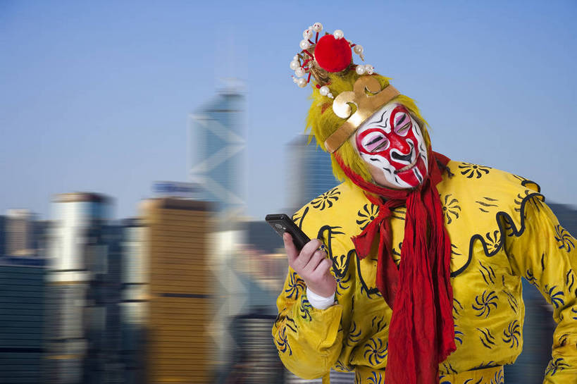 东方人,中年人,一个人,演员,横图,彩色,室内,白天,抠图,侧面,化妆,满意,自由,建筑,手机,北京,中国,表演,艺术,造型,鲜艳,人物,头饰,图片,浪漫,文化,电脑合成,天空,脸谱,享受,表情,姿势,创意,摄影,服饰,动作,滑稽,中国文化,戏剧,民族服饰,演出服,京剧,国粹,美猴王,男人,男性,中年男性,亚洲人,中国人,半身,影棚拍摄,化装,高楼,中国戏曲,武生,传统文化,舞台妆,bj174