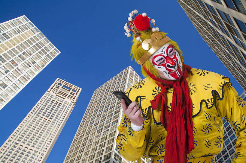 东方人,中年人,一个人,演员,横图,彩色,室内,白天,抠图,侧面,化妆,满意,自由,建筑,手机,北京,中国,表演,艺术,造型,鲜艳,人物,头饰,图片,浪漫,文化,电脑合成,天空,脸谱,享受,表情,姿势,创意,摄影,服饰,动作,滑稽,中国文化,戏剧,民族服饰,演出服,京剧,国粹,美猴王,男人,男性,中年男性,亚洲人,中国人,半身,影棚拍摄,化装,高楼,中国戏曲,武生,传统文化,舞台妆,bj174