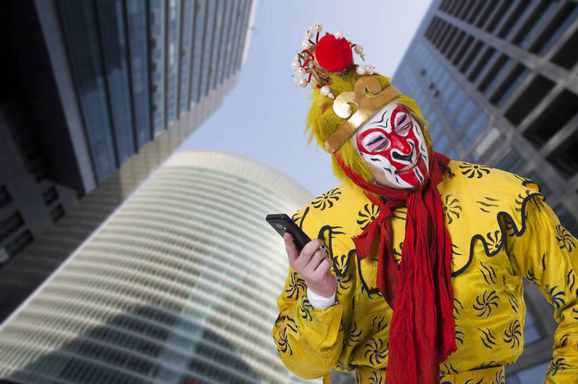 东方人,中年人,一个人,演员,横图,彩色,室内,白天,抠图,侧面,化妆,满意,自由,建筑,手机,北京,中国,表演,艺术,造型,鲜艳,人物,头饰,图片,浪漫,文化,电脑合成,天空,脸谱,享受,表情,姿势,创意,摄影,服饰,动作,滑稽,中国文化,戏剧,民族服饰,演出服,京剧,国粹,美猴王,男人,男性,中年男性,亚洲人,中国人,半身,影棚拍摄,化装,高楼,中国戏曲,武生,传统文化,舞台妆,bj174