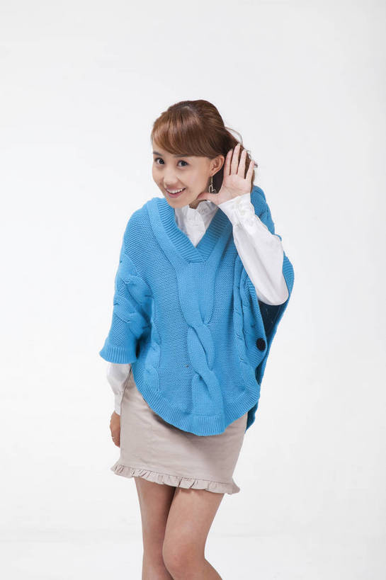 东方人,一个人,站,竖图,彩色,室内,白天,正面,毛衣,时尚,满意,自由,北京,中国,人物,图片,浪漫,美丽,休闲装,享受,休闲,活力,可爱,美女,俏皮,竖,摄影,生活方式,青春,优雅,年轻女性,女人,女性,亚洲人,中国人,年轻人,半身,影棚拍摄,愉快,bj174