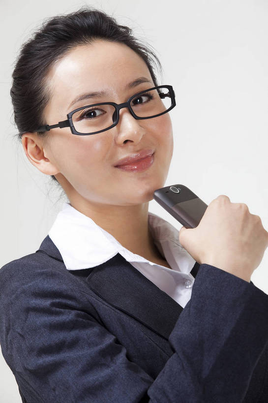 东方人,一个人,商务人士,商务女性,站,竖图,彩色,室内,白天,侧面,西装,商务,时尚,满意,自由,成功,手机,北京,中国,套装,正装,人物,图片,美丽,生活,现代,职业,展示,活力,可爱,美女,竖,自信,摄影,奋斗,青春,优雅,戴眼镜,商务装,工薪阶层,精明,年轻女性,女人,女性,亚洲人,中国人,年轻人,白领,上班族,半身,影棚拍摄,愉快,bj174