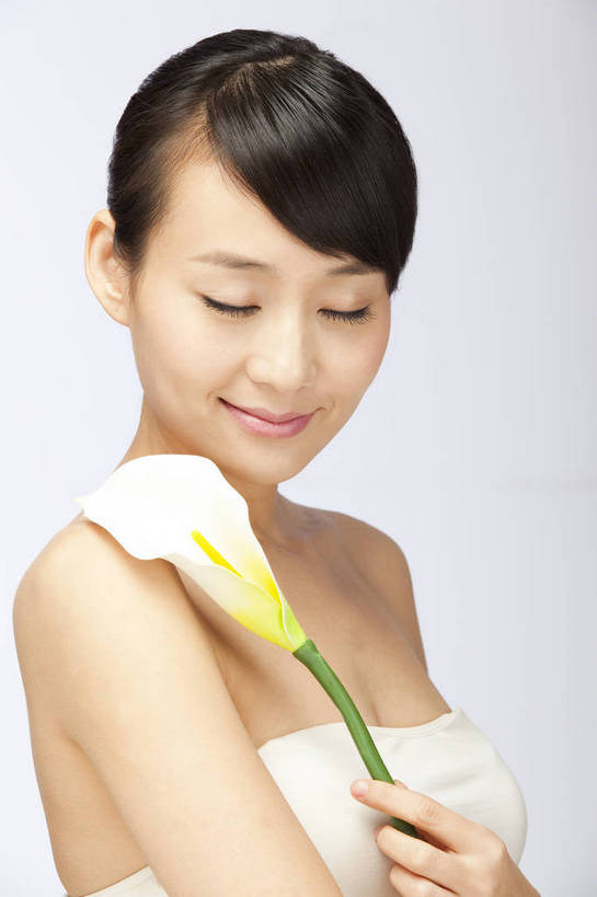 东方人,五官,眼睛,脸颊,手,头发,一个人,笑,竖图,彩色,室内,白天,白色背景,侧面,美容,性感,马蹄莲,北京,中国,护肤,图片,美丽,年轻,漂亮,现代,花,鲜花,黑色,清洁,保养,享受,休闲,健康,活力,可爱,美女,一枝,摄影,头像,生活方式,青春,皮肤,毛发,年轻女性,女人,女性,亚洲人,中国人,年轻人,影棚拍摄,愉快,bj174