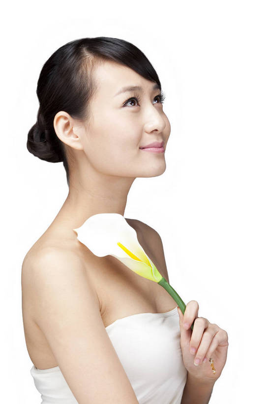 东方人,五官,眼睛,脸颊,手,头发,一个人,笑,竖图,彩色,室内,白天,白色背景,侧面,美容,性感,马蹄莲,北京,中国,护肤,图片,美丽,年轻,漂亮,现代,花,鲜花,黑色,清洁,保养,享受,休闲,健康,活力,可爱,美女,一枝,摄影,生活方式,青春,皮肤,毛发,年轻女性,女人,女性,亚洲人,中国人,年轻人,半身,影棚拍摄,愉快,bj174