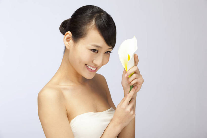 东方人,五官,眼睛,脸颊,手,头发,一个人,笑,横图,彩色,室内,白天,白色背景,侧面,美容,性感,马蹄莲,北京,中国,护肤,图片,美丽,年轻,漂亮,现代,花,鲜花,黑色,清洁,保养,享受,休闲,健康,活力,可爱,美女,一枝,摄影,头像,生活方式,青春,皮肤,毛发,年轻女性,女人,女性,亚洲人,中国人,年轻人,影棚拍摄,愉快,bj174