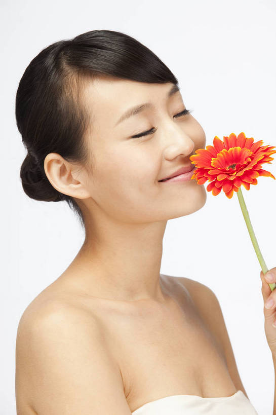 东方人,五官,眼睛,脸颊,手,头发,一个人,笑,竖图,彩色,室内,白天,白色背景,侧面,美容,性感,北京,中国,护肤,图片,非洲菊,美丽,年轻,漂亮,现代,花,鲜花,黑色,红花,清洁,保养,享受,休闲,健康,活力,可爱,美女,一枝,摄影,头像,生活方式,青春,皮肤,毛发,年轻女性,女人,女性,亚洲人,中国人,年轻人,影棚拍摄,愉快,bj174