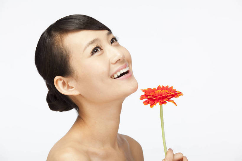 东方人,五官,眼睛,脸颊,手,头发,一个人,笑,横图,彩色,室内,白天,白色背景,侧面,美容,性感,北京,中国,护肤,图片,非洲菊,美丽,年轻,漂亮,现代,花,鲜花,黑色,红花,清洁,保养,享受,休闲,健康,活力,可爱,美女,一枝,摄影,头像,生活方式,青春,皮肤,毛发,年轻女性,女人,女性,亚洲人,中国人,年轻人,影棚拍摄,愉快,bj174