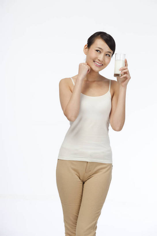 东方人,头发,一个人,竖图,彩色,室内,白天,白色背景,正面,时尚,性感,运动,北京,中国,造型,图片,美丽,年轻,营养,漂亮,现代,黑色,保养,享受,休闲,健康,活力,可爱,美女,美体,摄影,生活方式,青春,形体,毛发,健美,奶,塑身,年轻女性,女人,女性,亚洲人,中国人,年轻人,玻璃杯,半身,影棚拍摄,愉快,肢体,bj174