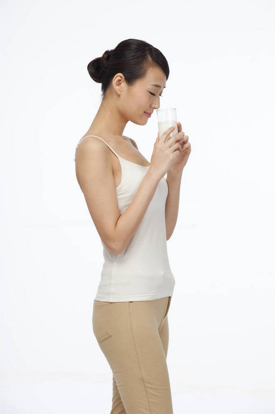 东方人,头发,一个人,竖图,彩色,室内,白天,白色背景,侧面,时尚,性感,运动,北京,中国,造型,图片,美丽,年轻,营养,漂亮,现代,黑色,保养,享受,休闲,健康,活力,可爱,美女,美体,摄影,生活方式,青春,形体,毛发,健美,奶,塑身,年轻女性,女人,女性,亚洲人,中国人,年轻人,玻璃杯,半身,影棚拍摄,愉快,肢体,bj174