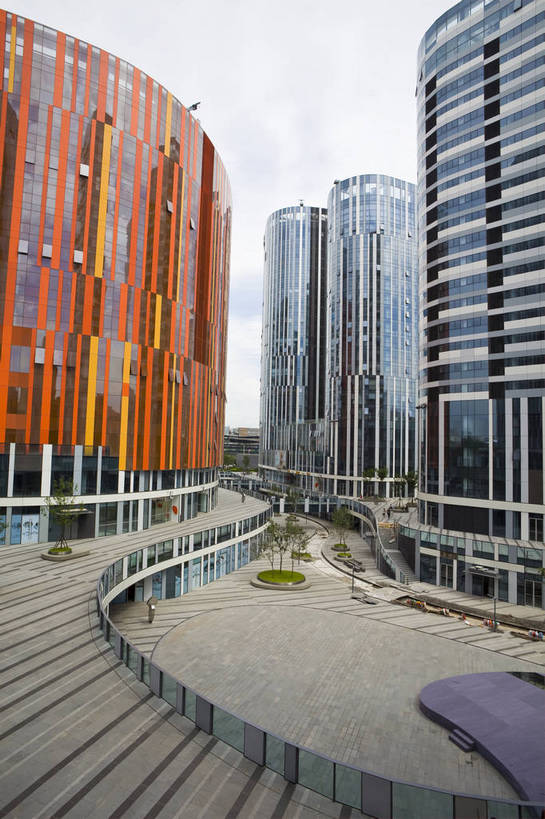 无人,竖图,彩色,室外,白天,旅游,城市风光,步行街,城市,道路,建筑,商场,北京,中国,图片,辉煌,现代建筑,商业街,蓝天,阳光,旅游胜地,商务楼,金融,摄影,经济,文明,中国文化,发展,繁荣,旅行,购物中心,三里屯SOHO,bj174