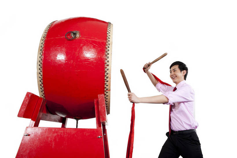 东方人,一个人,笑,鼓掌,横图,彩色,室内,白天,抠图,白色背景,侧面,衬衫,满意,兴奋,北京,中国,春节,新年,亚洲,表演,节日,造型,图片,敲鼓,站着,享受,喜庆,姿势,摄影,动作,中国文化,东亚,男人,男性,年轻男性,亚洲人,中国人,年轻人,拍手,半身,影棚拍摄,传统文化,bj174