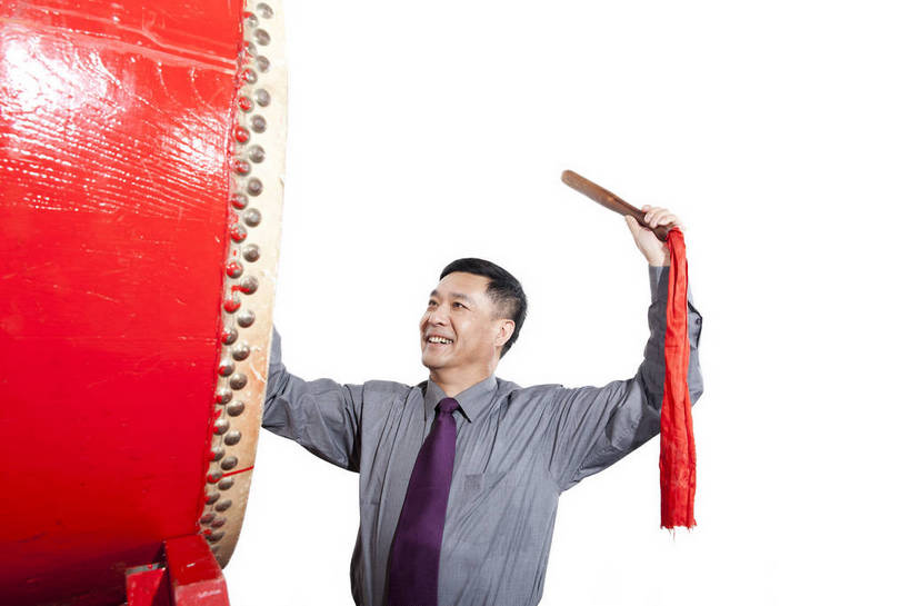 东方人,中年人,一个人,笑,鼓掌,横图,彩色,室内,白天,抠图,白色背景,侧面,衬衫,满意,兴奋,北京,中国,春节,新年,亚洲,仅一个男性,仅一个人,仅一个中年男性,表演,节日,造型,图片,敲鼓,站着,享受,喜庆,姿势,摄影,动作,中国文化,东亚,男人,男性,中年男性,亚洲人,中国人,拍手,半身,影棚拍摄,传统文化,bj174