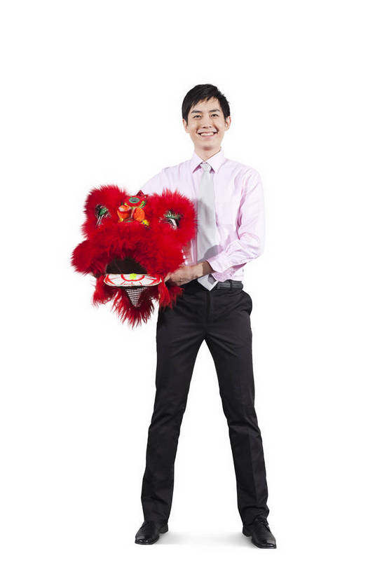 东方人,一个人,演员,笑,竖图,彩色,室内,白天,抠图,白色背景,正面,衬衫,满意,兴奋,狮子,北京,中国,春节,新年,亚洲,舞狮,表演,正装,节日,艺术,造型,鲜艳,图片,文化,站着,享受,喜庆,姿势,摄影,动作,中国文化,狮子头,东亚,男人,男性,年轻男性,亚洲人,中国人,年轻人,全身,影棚拍摄,传统文化,bj174