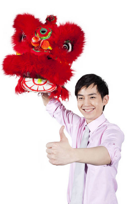 东方人,一个人,演员,笑,竖图,彩色,室内,白天,抠图,白色背景,正面,衬衫,满意,兴奋,狮子,北京,中国,春节,新年,亚洲,舞狮,表演,正装,节日,艺术,造型,鲜艳,图片,文化,站着,享受,喜庆,姿势,摄影,动作,中国文化,狮子头,东亚,男人,男性,年轻男性,亚洲人,中国人,年轻人,半身,影棚拍摄,传统文化,bj174